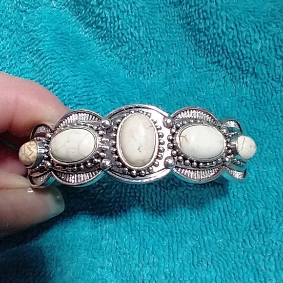 Silvertone and White Howlite Stones Cuff Bracelet vintage - Picture 1 of 5